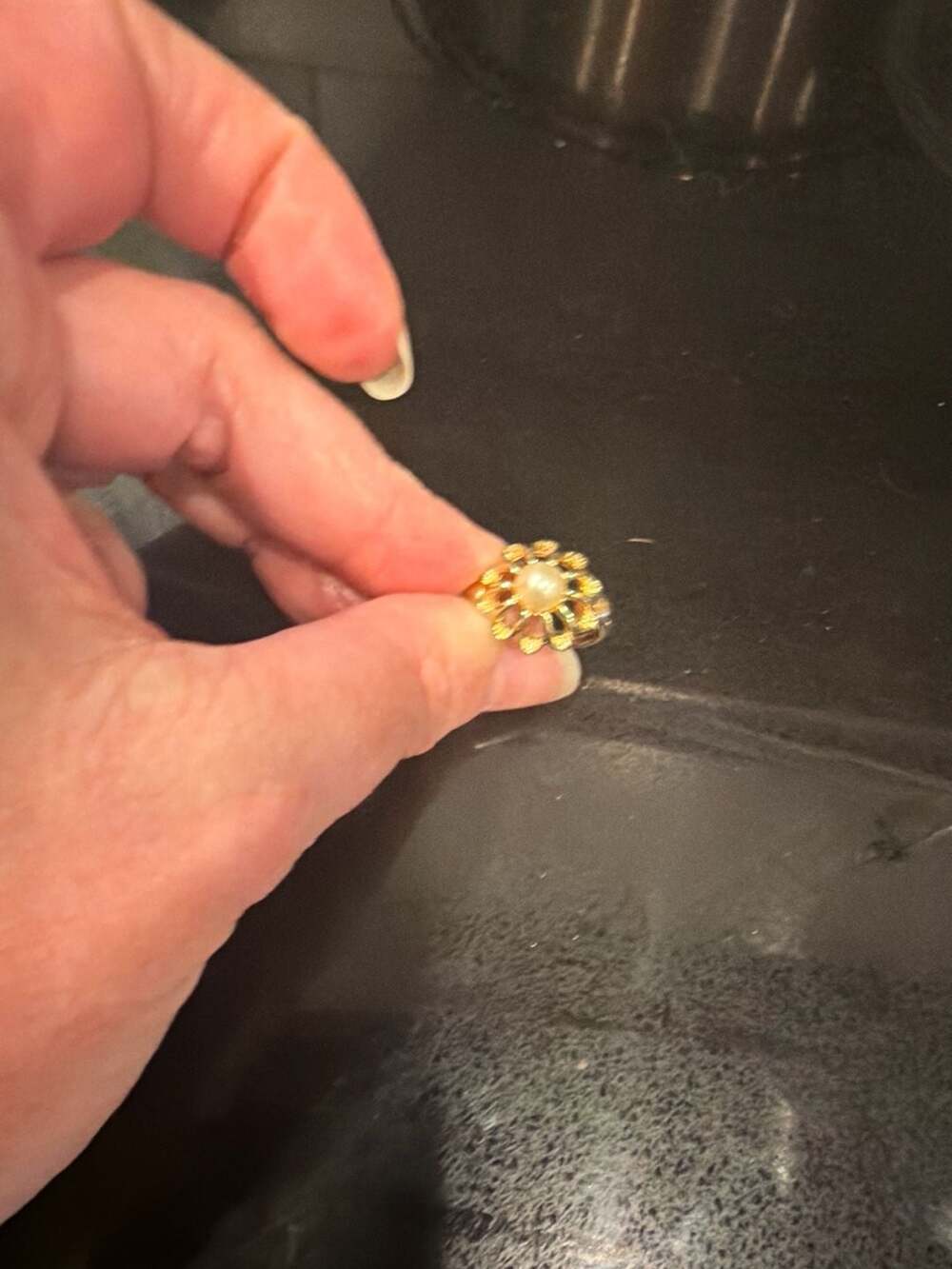Vintage Avon Gold Tone Faux Pearl Floral Sunburst Ring